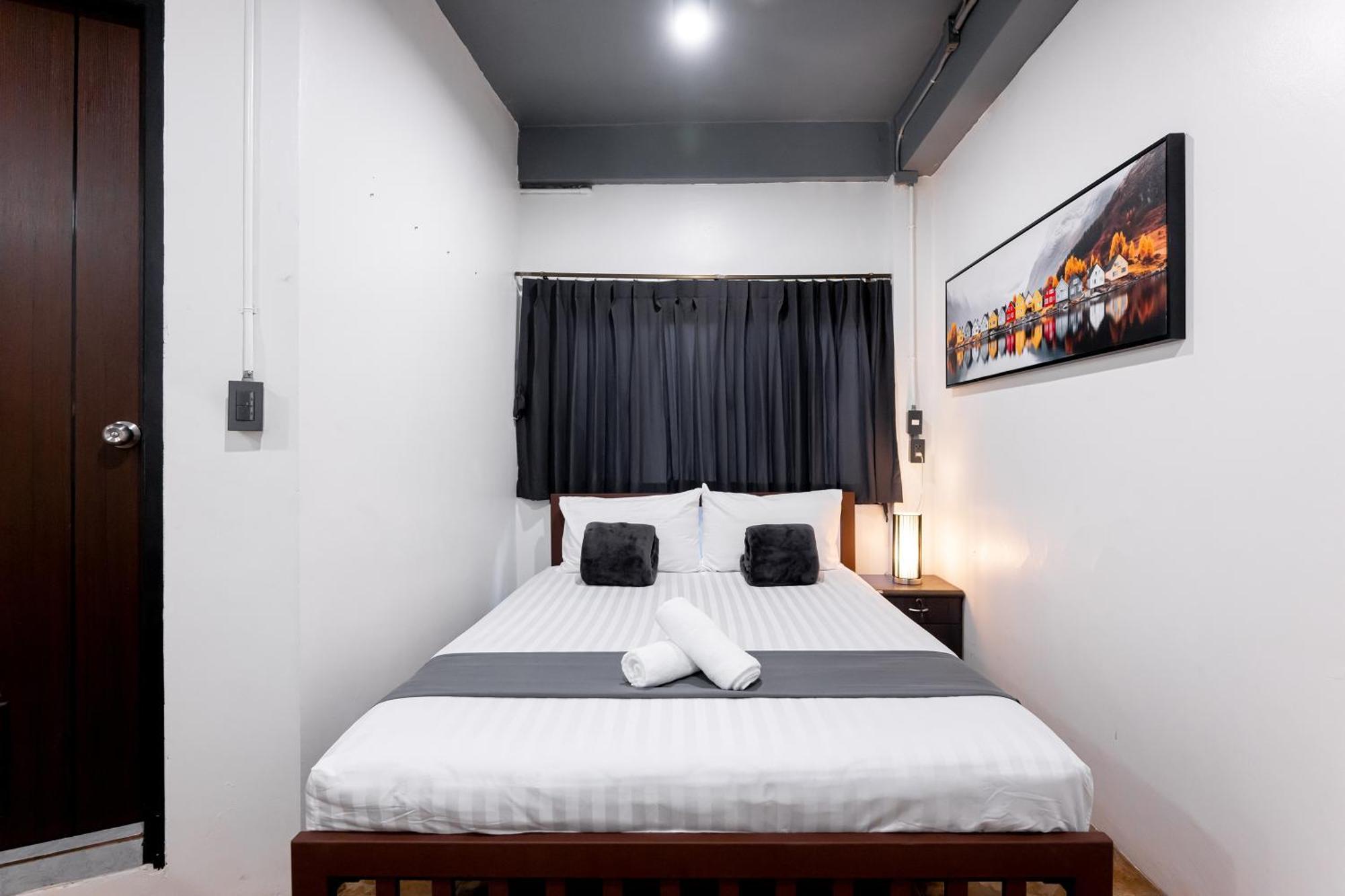 Vibes Hostel Bangkok Exterior photo