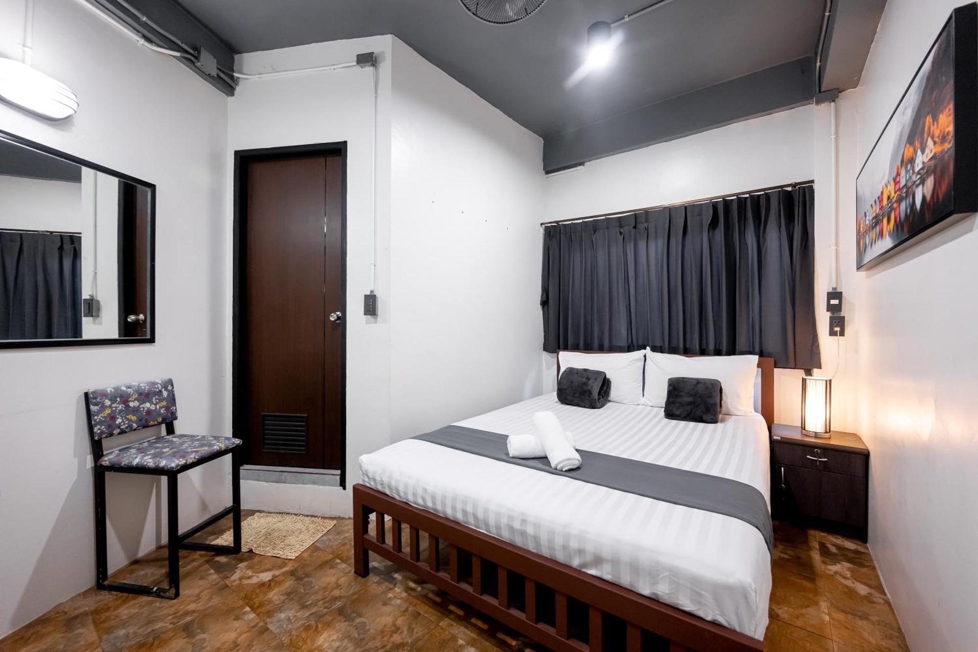 Vibes Hostel Bangkok Exterior photo