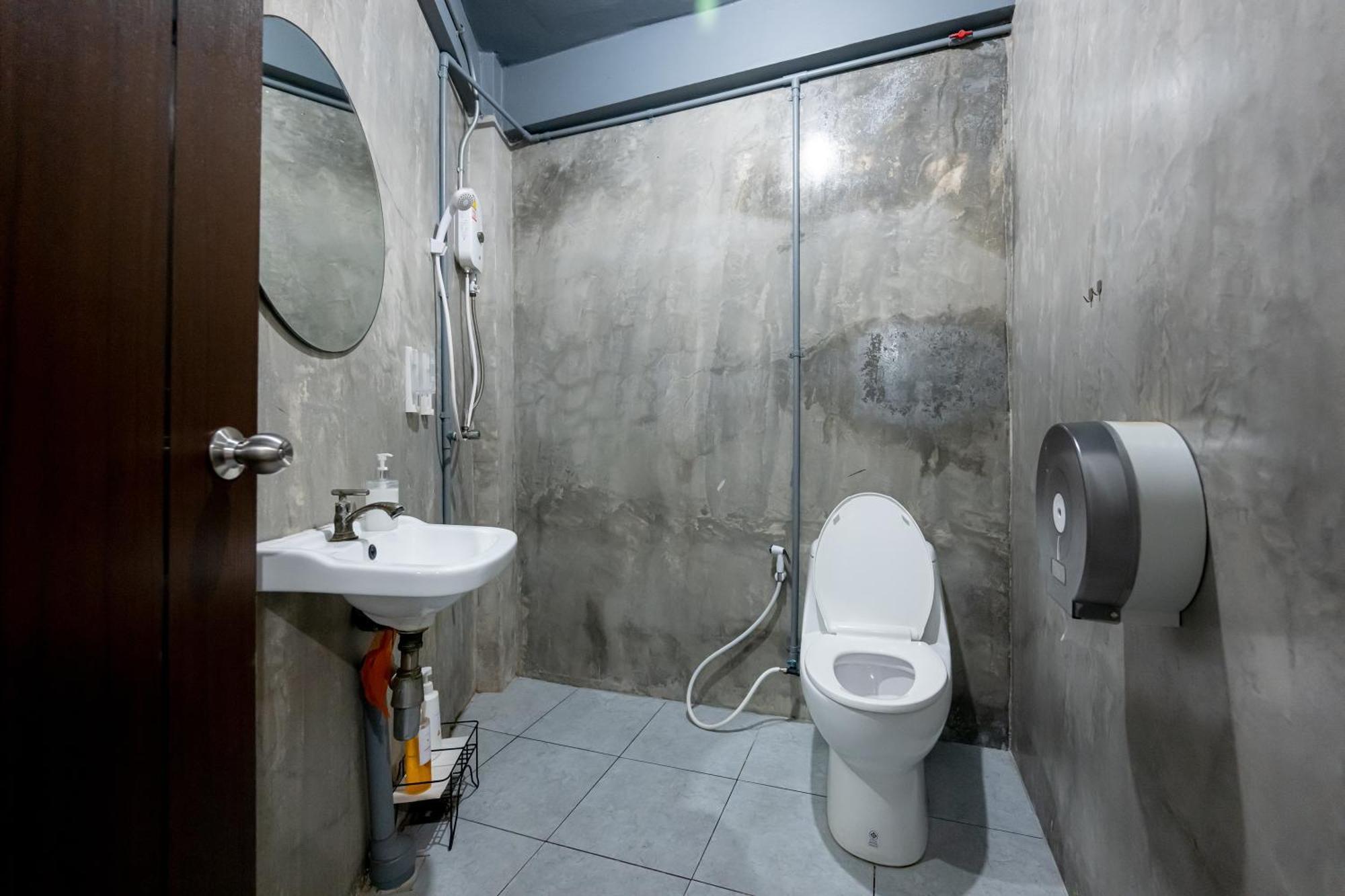 Vibes Hostel Bangkok Exterior photo