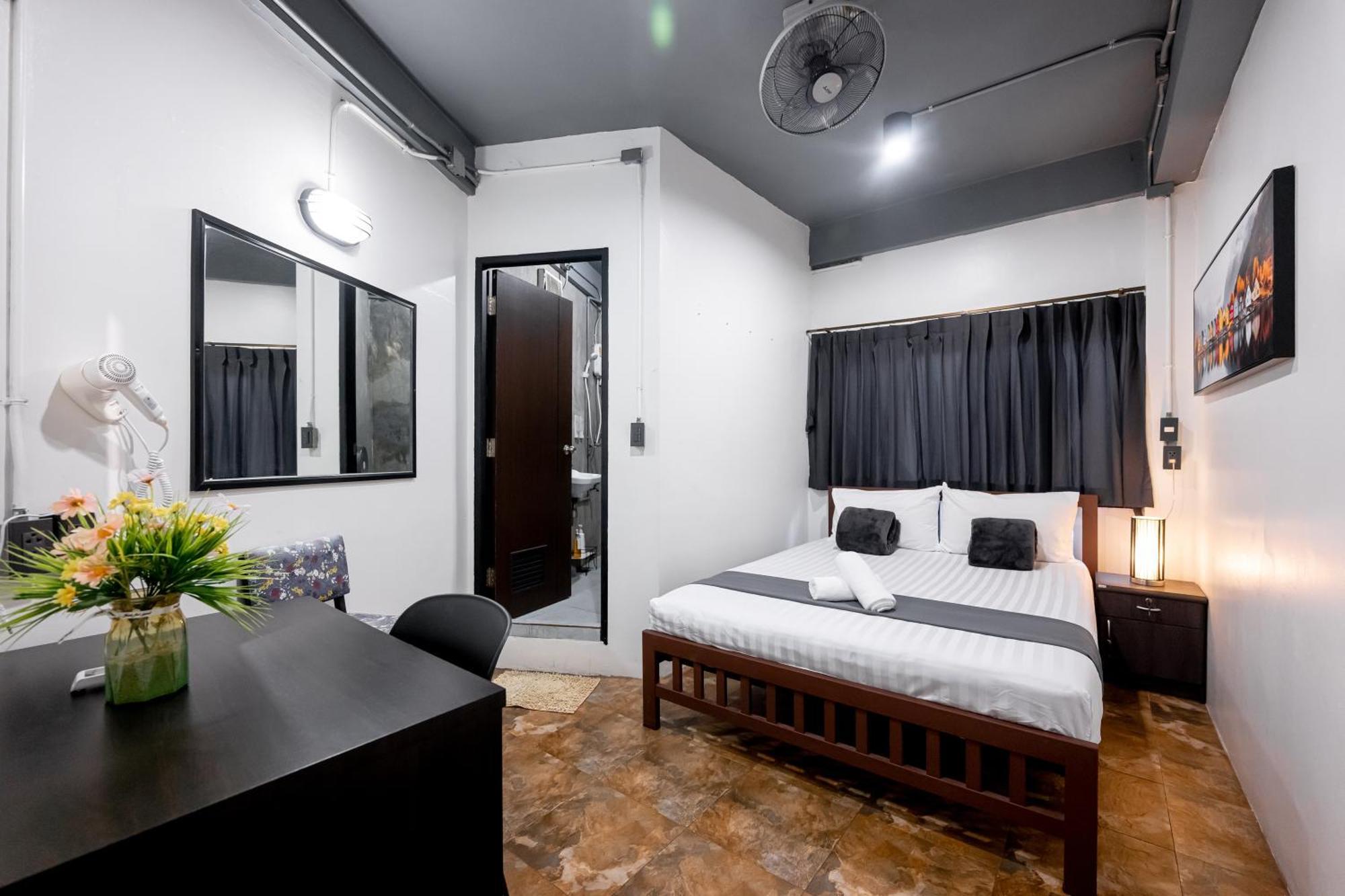 Vibes Hostel Bangkok Exterior photo