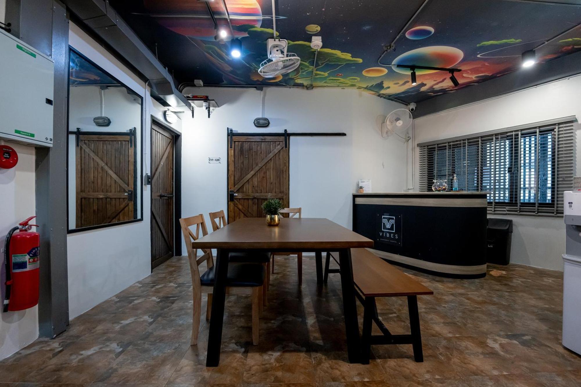 Vibes Hostel Bangkok Exterior photo