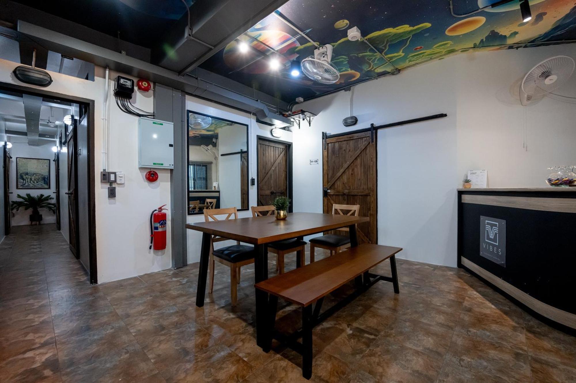Vibes Hostel Bangkok Exterior photo