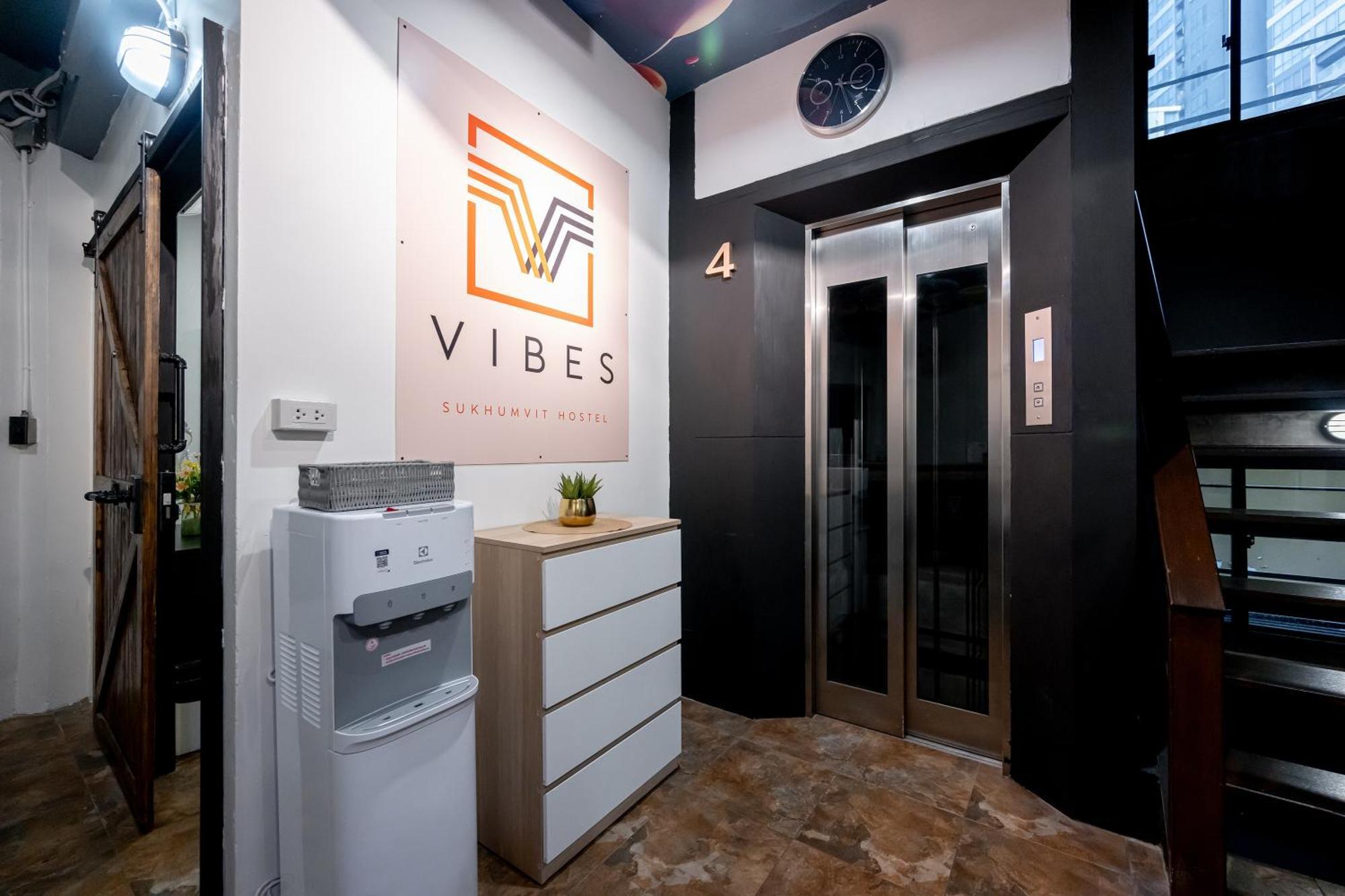 Vibes Hostel Bangkok Exterior photo